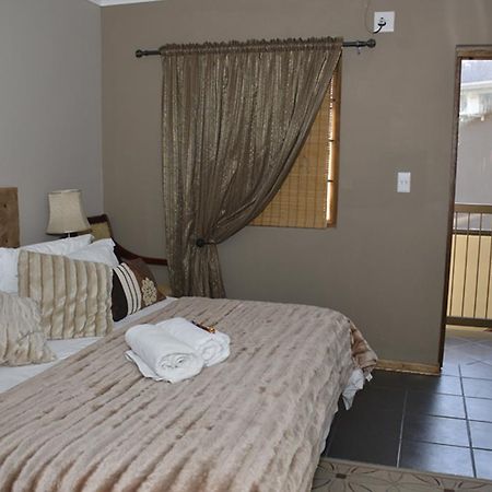 Two Bells Guest House Bloemfontein Extérieur photo