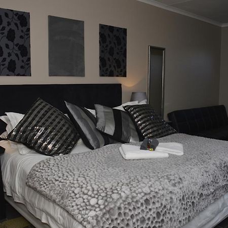 Two Bells Guest House Bloemfontein Extérieur photo