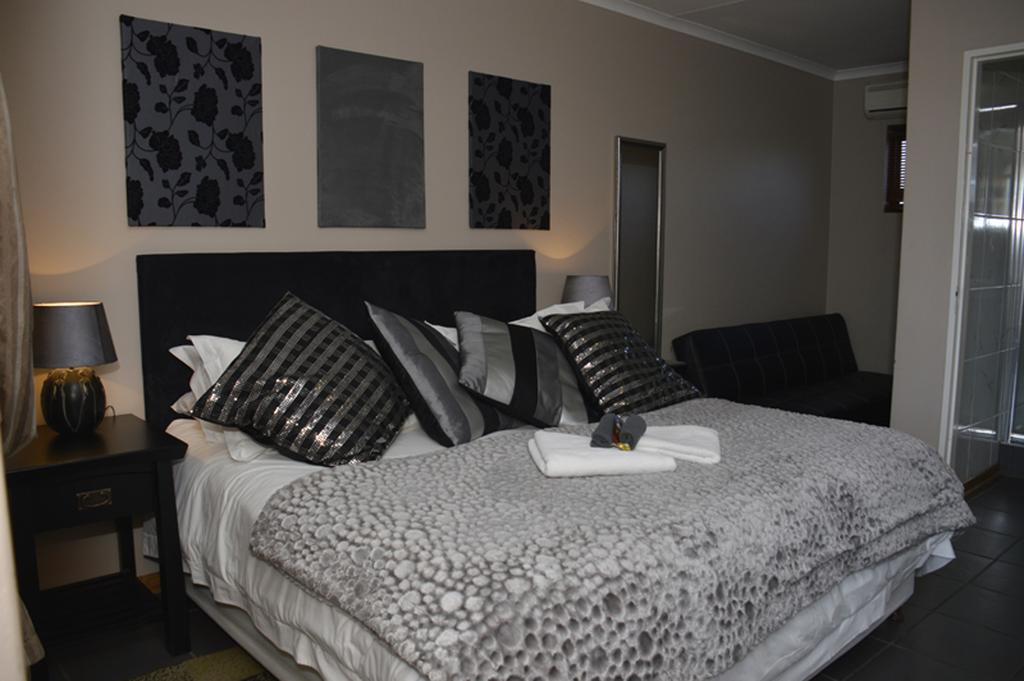 Two Bells Guest House Bloemfontein Extérieur photo