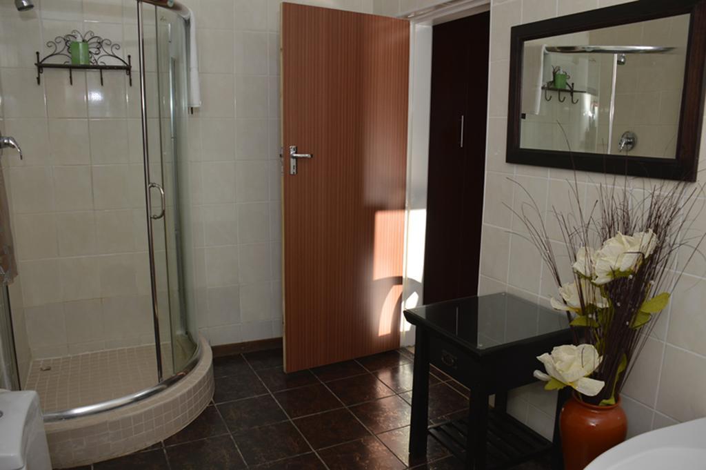Two Bells Guest House Bloemfontein Extérieur photo