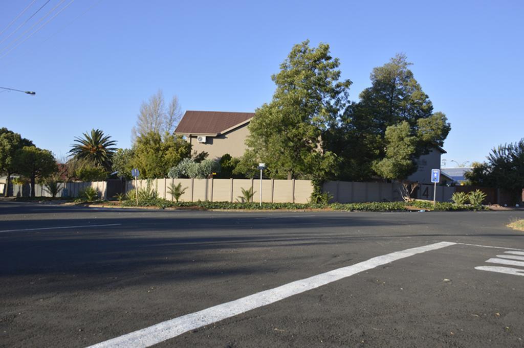 Two Bells Guest House Bloemfontein Extérieur photo
